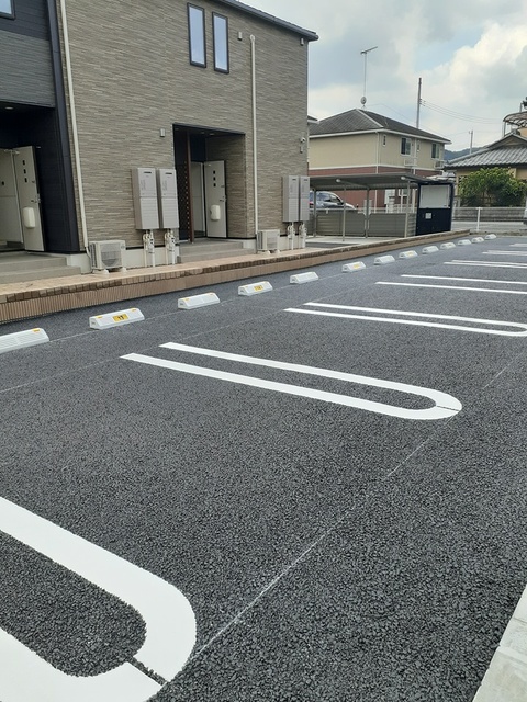 アマティ 駐車場