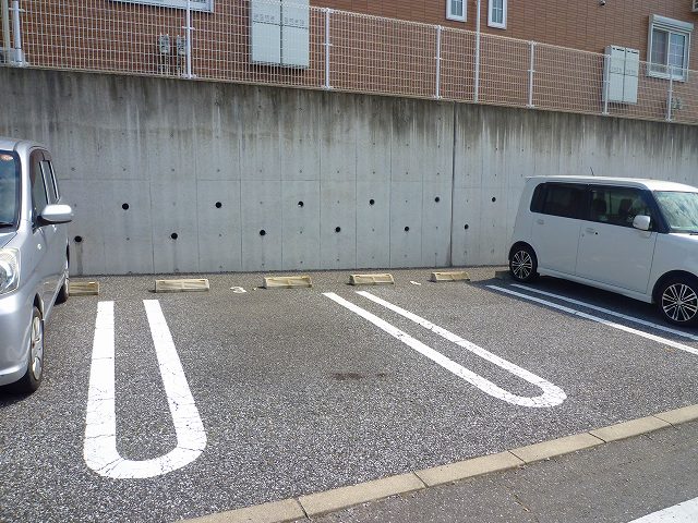 アルバ・ルーチェ 駐車場