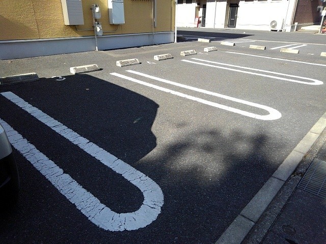 リュクセル弐番館 駐車場