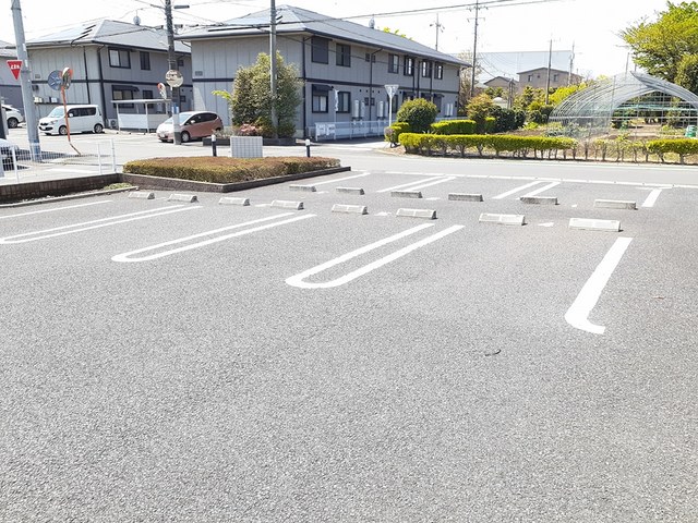 イースト・ハウス 駐車場