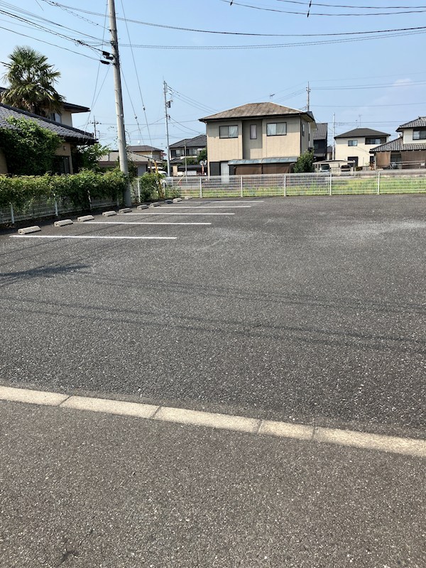 シャトーファミリーハイツ六番館 駐車場