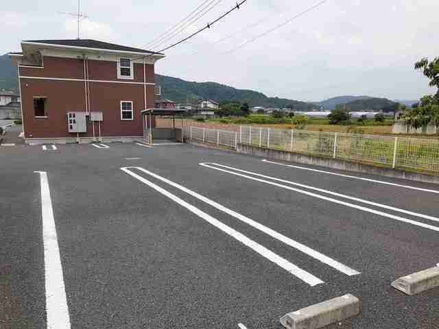スターハイツＢ 駐車場