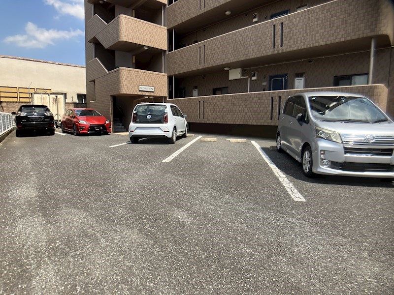 ブレインマンション戸祭 駐車場