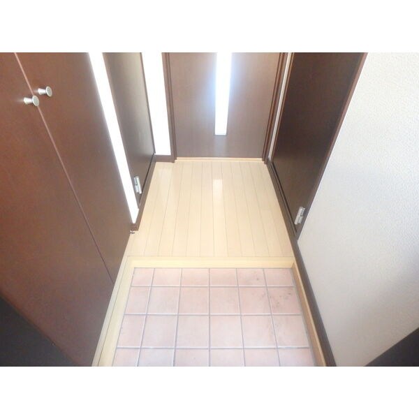 モア　クレドール 玄関