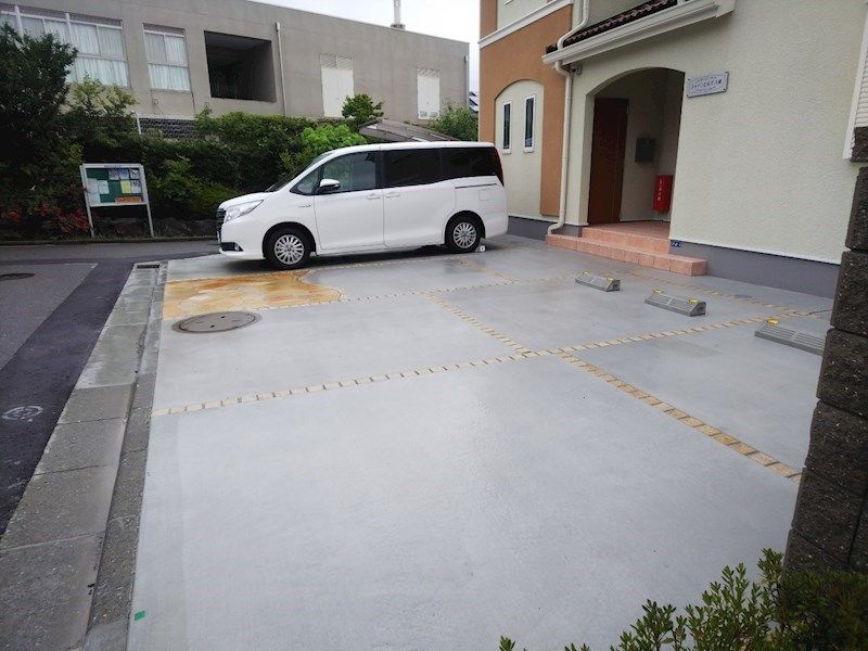 シャインヒルズＡ棟 駐車場