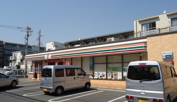 ファミールラプラス コンビニ