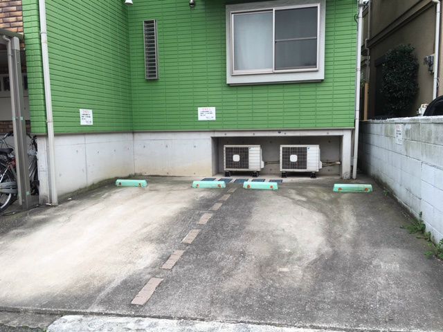 メゾン大倉山 駐車場