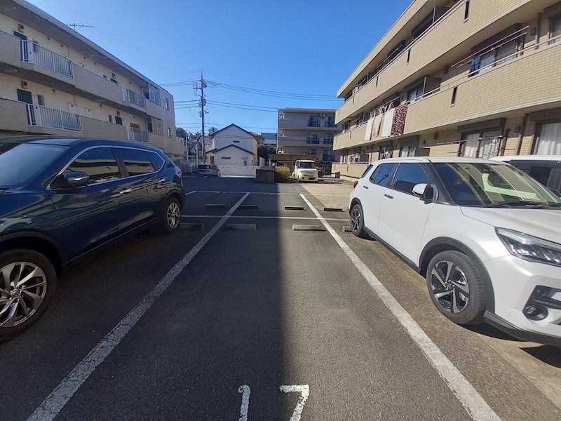 メゾンアムール壱番館 駐車場