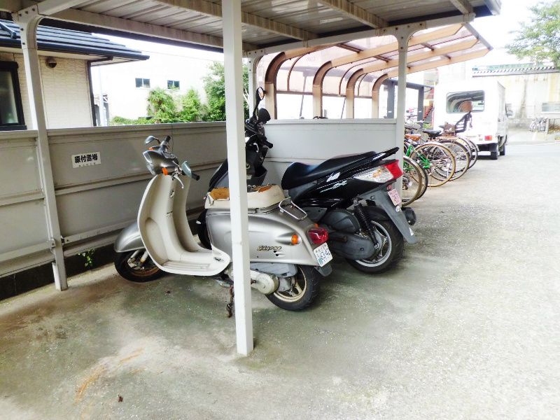 エトワール大倉山 駐車場