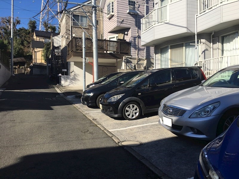 シャトー妙蓮寺 駐車場