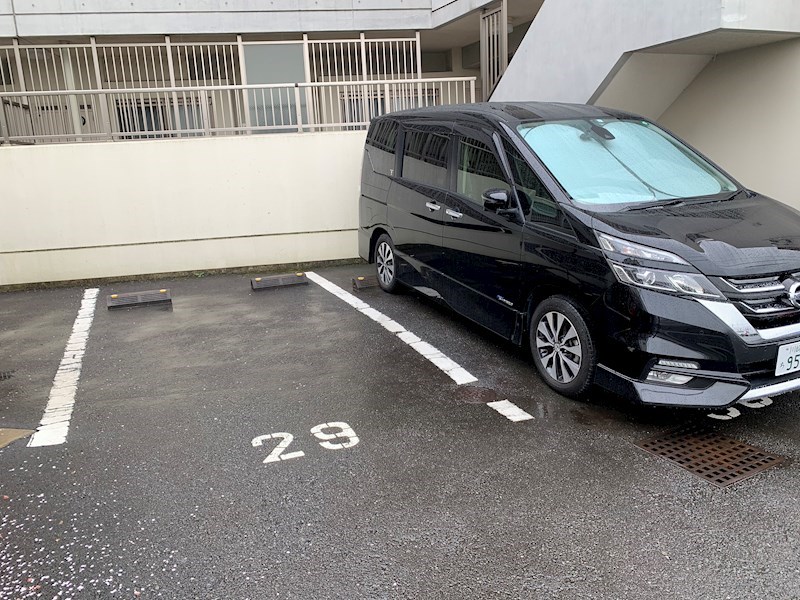 ガーディアンケンズ 駐車場