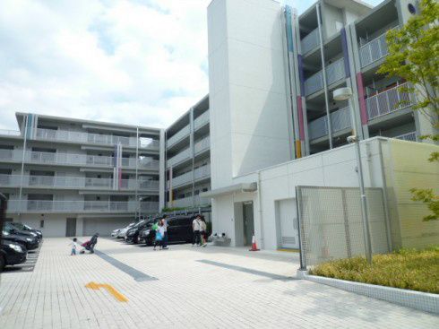 ブローテ大倉山 駐車場
