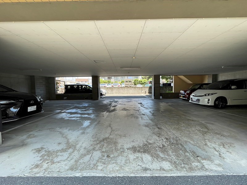 エマーレ新川崎 駐車場