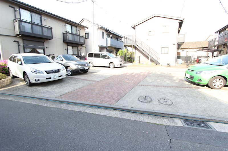 フィールド・ウッド参番館 駐車場