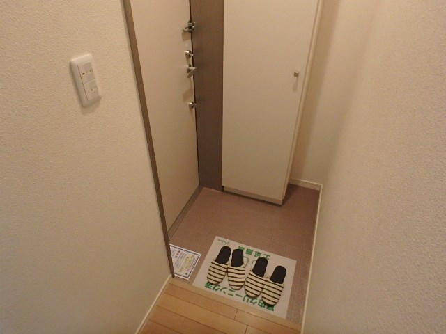 プライムメゾン日暮里 玄関