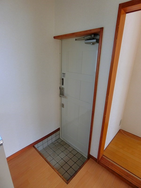 ホワイトアベニュー　2番館 玄関