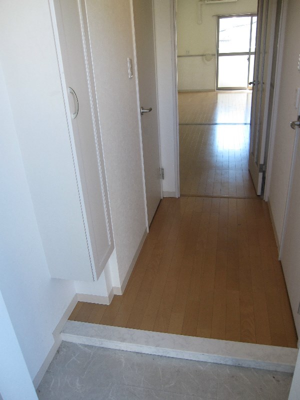 メゾン・ラ・マージュ 玄関