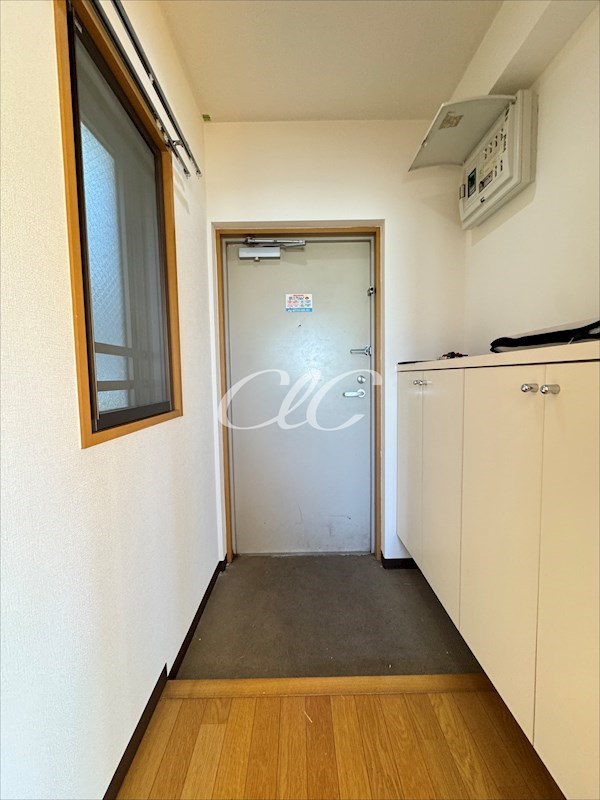 サル・ドュ・セジュール  玄関