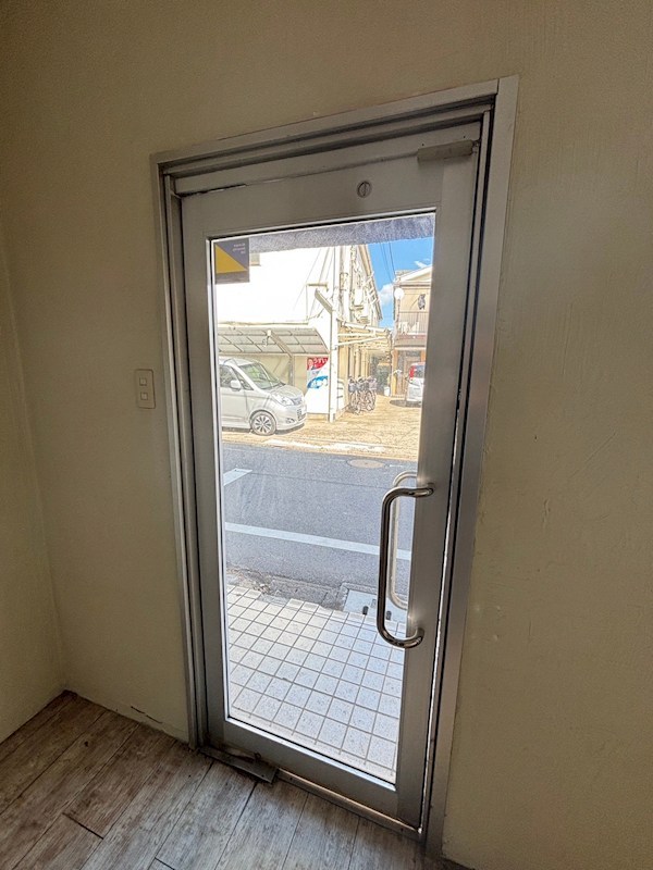 中川田中ビル 玄関