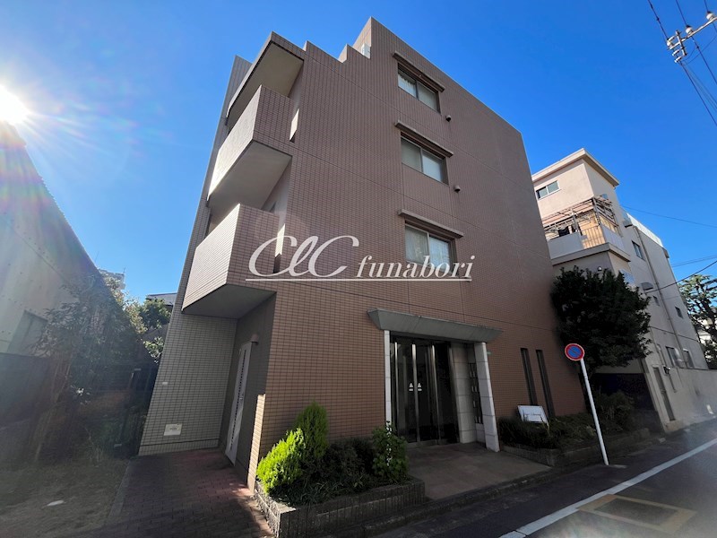 ルイ・オータム 外観