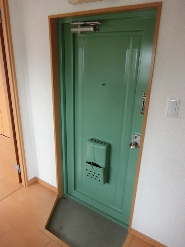林産業マンションビル 玄関