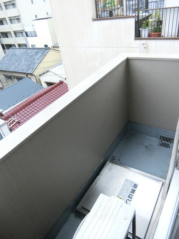 林産業マンションビル ベランダ