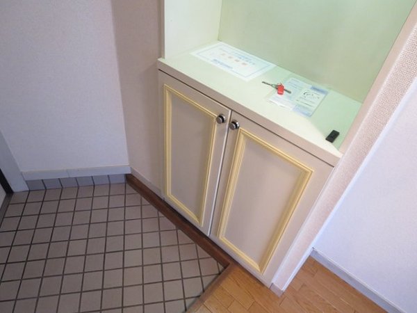 日成ビル 玄関
