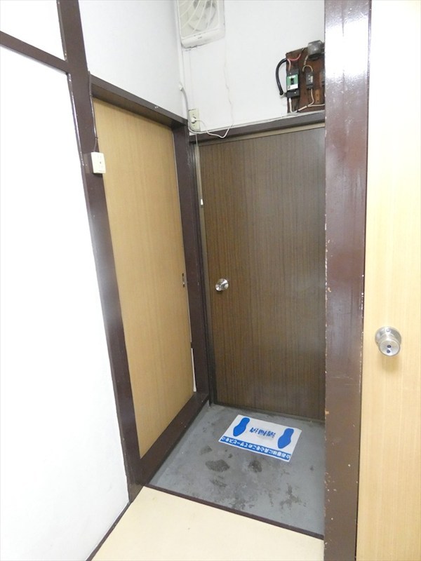 石井荘 玄関