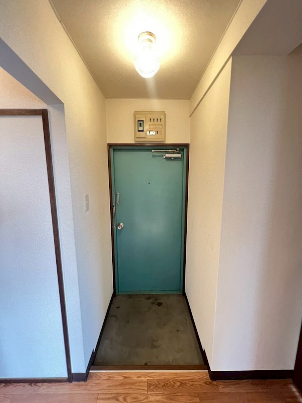 第二マジマハイツ雪待月 玄関