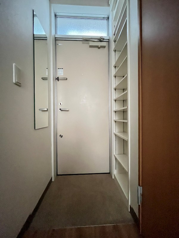 フローラ２ 玄関