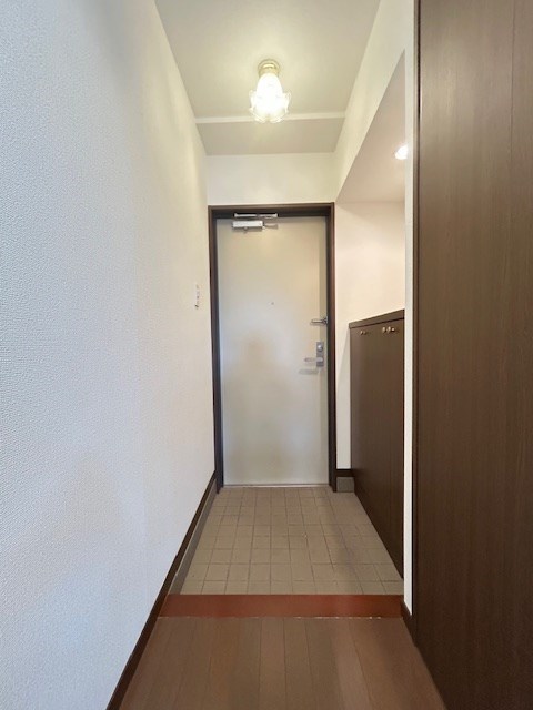 プワソンルージュ 玄関