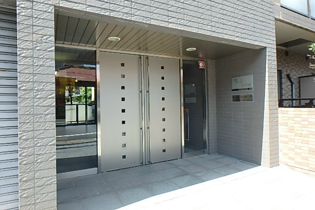 リバージュ北千住 玄関