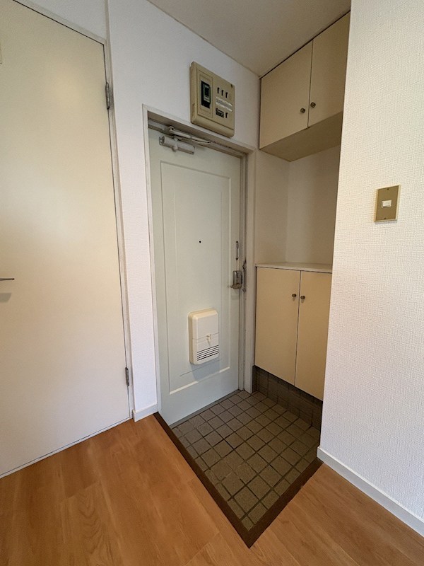 レジデンスこうだ 玄関