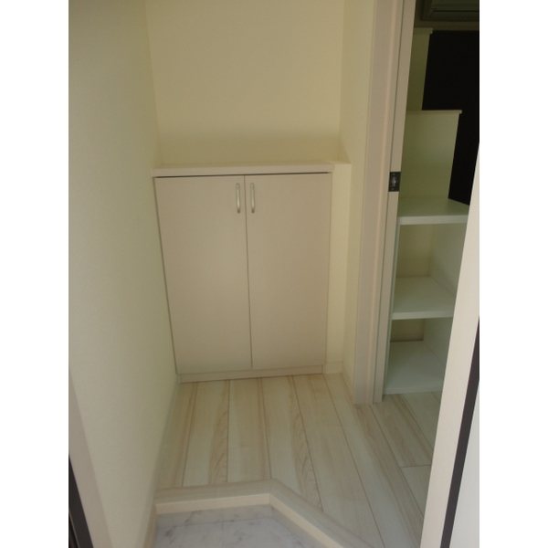 パオメゾン新宿 玄関