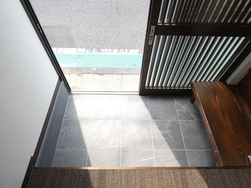 荒川1丁目貸家  玄関