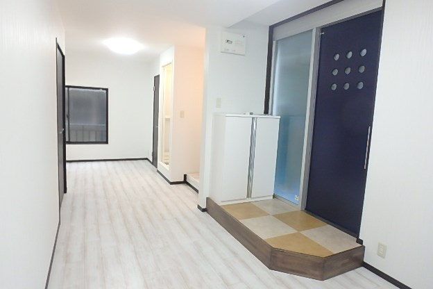 ワーハウス  玄関