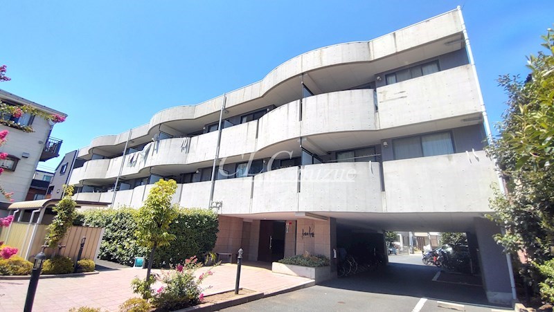 プワソンルージュ 外観