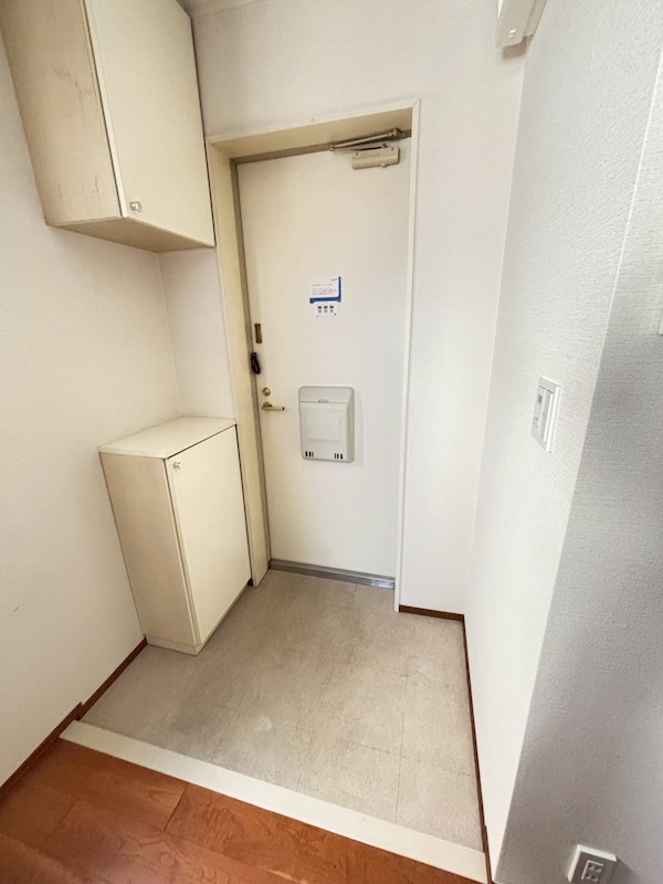 クレスト磯野 玄関