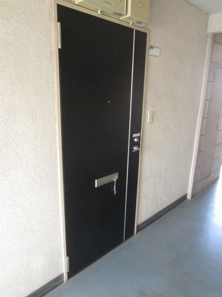 なり駒第3ビル 玄関