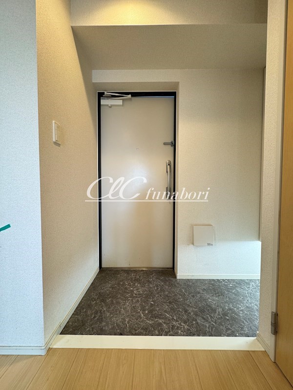 ホワイトマーベル 玄関