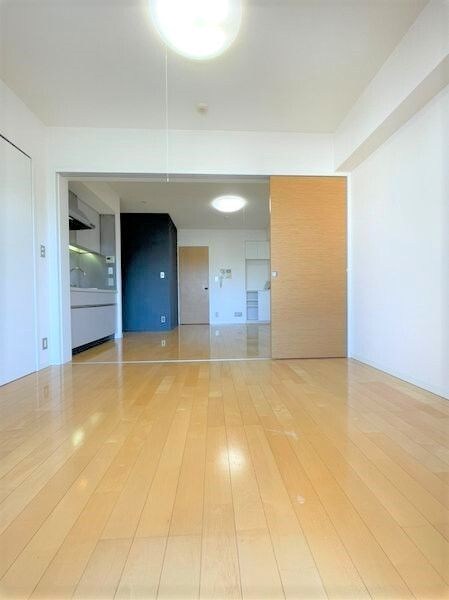 ラグジュアリーアパートメント三ノ輪   リビング