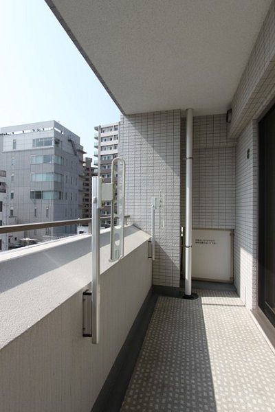 ラグジュアリーアパートメント三ノ輪   ベランダ