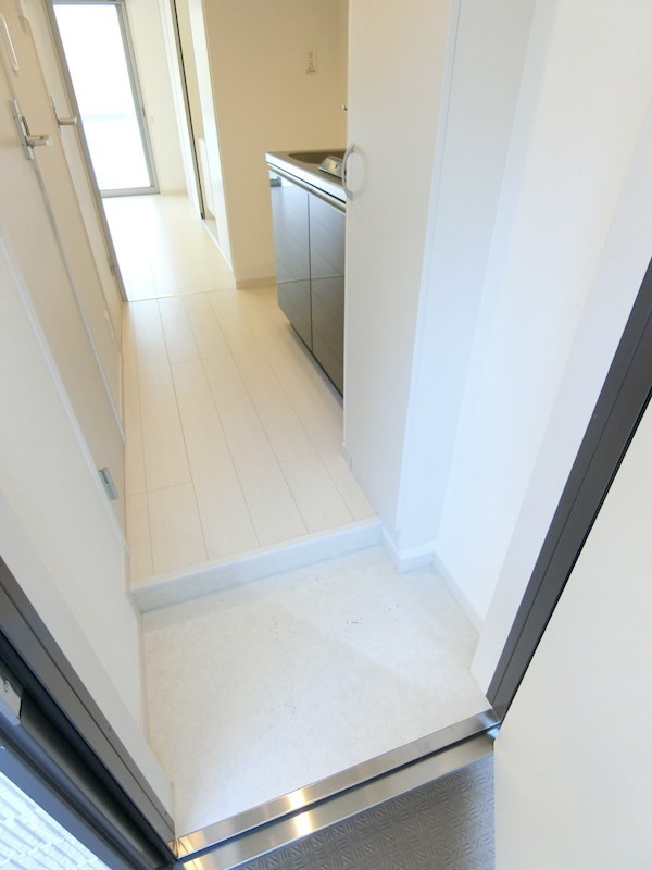 リブリ・ＴＫグレイスビルⅢ  玄関