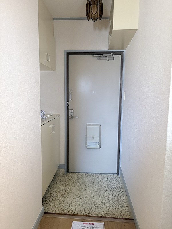 ガディル・タガワ 玄関