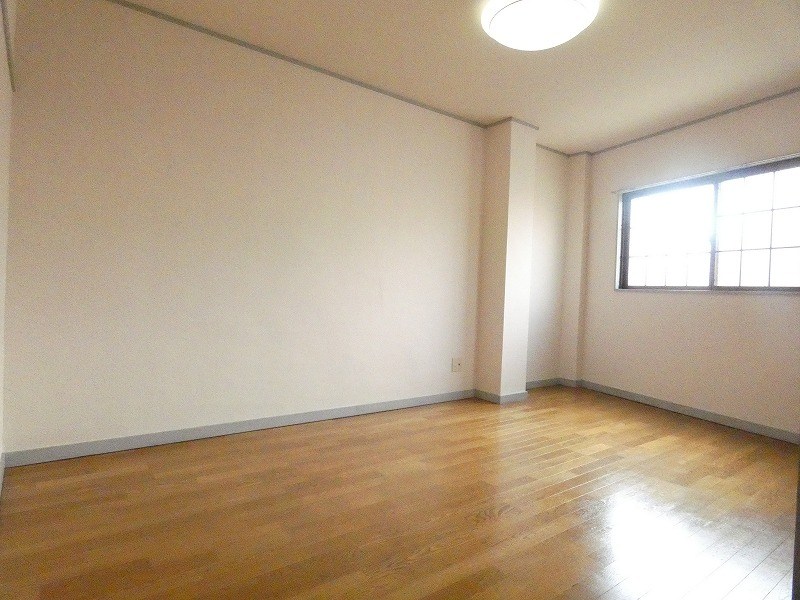 ガディル・タガワ リビング