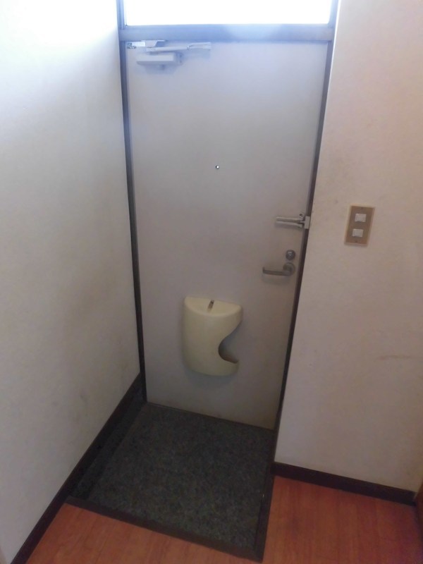 コムエイト 玄関