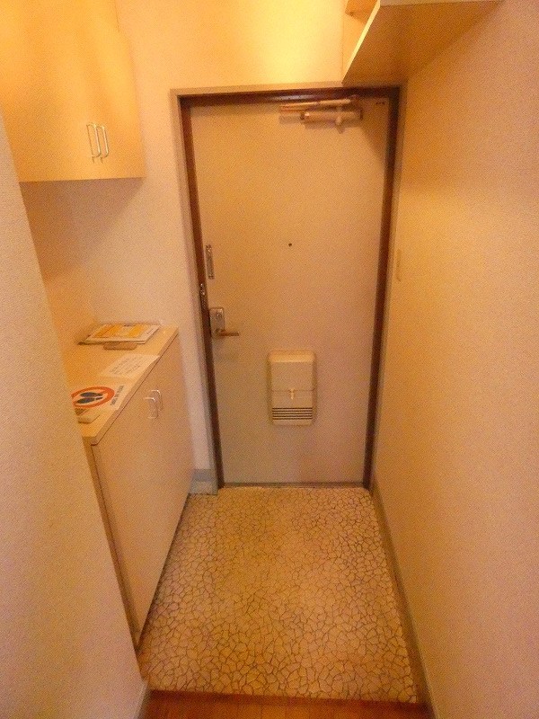 ガディル・タガワ 玄関