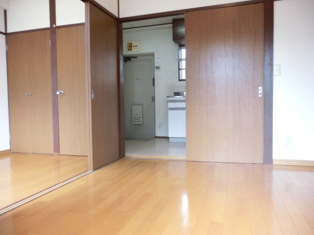 幸興業ビル ベッドルーム