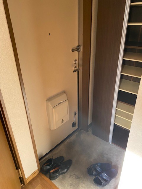 リラ・ピラミゼ 玄関