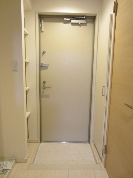 リブリ・NKY 玄関